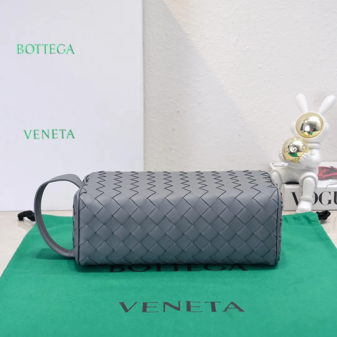 Batch 1280 BOTTEGA VENETA 2024 new INTRECCIATO classic toiletry bag, the choice of discerning people. The low-key luxury quality is the interpretation of its brand. If you like low-key BV, it is the first choice~~ Style number: 7799 Size: 26*13*10cm